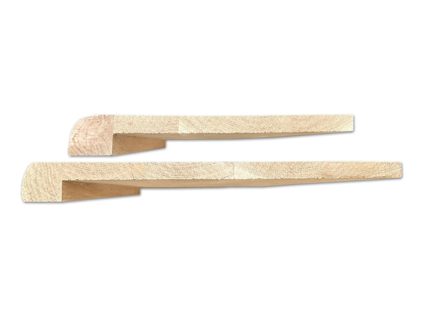 Houten vensterbank van eiken met natuurlijke knoesten en boomstamrand op een witte achtergrond.