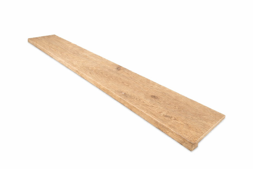 Eiken vensterbank boomstam in naturel kleur met zichtbare houtnerf op een witte achtergrond.