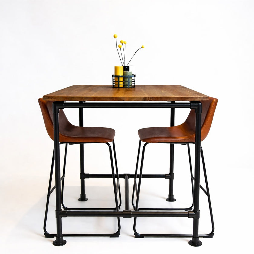 hoge bartafel boston met 2 barkukken en een blad van vurenhout in de kleur bruin. 