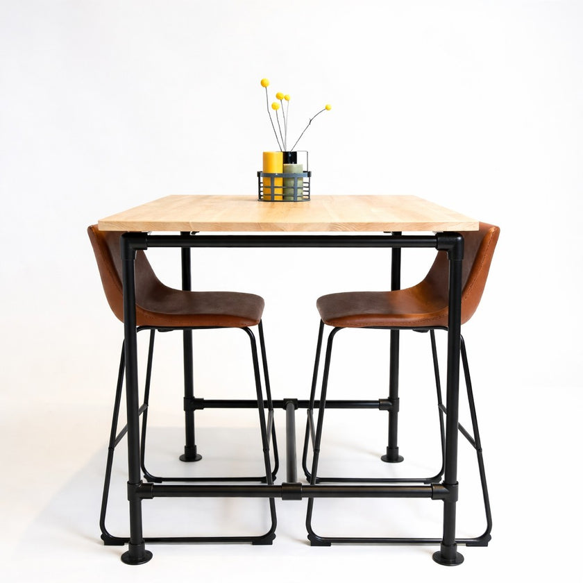 Hoge bartafel boston met zwarte steigerbuizen en een blad van onbehandeld vurenhout. 