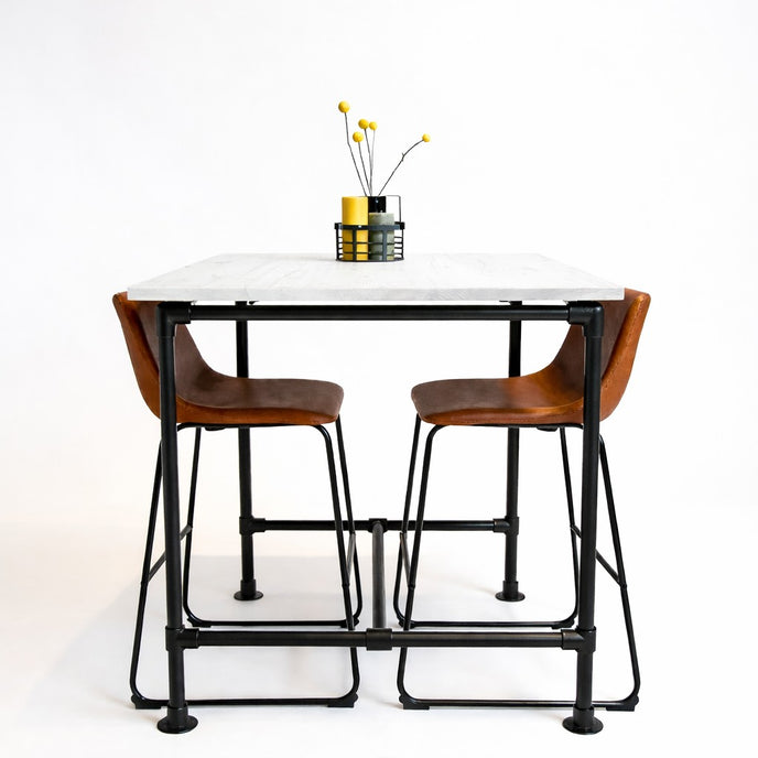 Hoge bartafel boston met een leuk detail op de tafel en 2 barkrukken in de kleur bruin. 