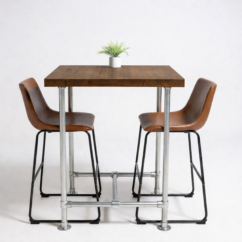 Industriële hoge bartafel Dallas met bruin houten blad en stevig zilverkleurig steigerbuizen onderstel.