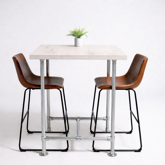 Hoge bartafel Dallas met wit houten tafelblad en robuust onderstel van zilverkleurige steigerbuizen.