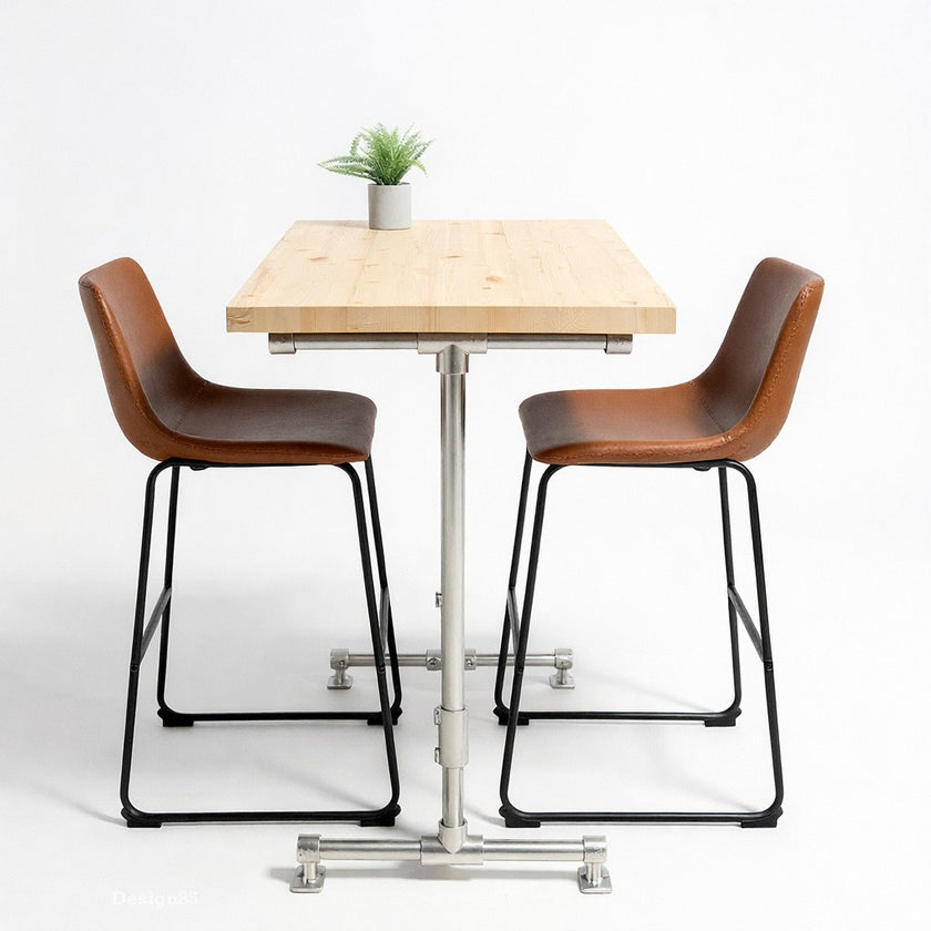 Hoge bartafel Los Angeles met onbehandeld houten tafelblad en industrieel middenonderstel van zilverkleurige steigerbuizen.
