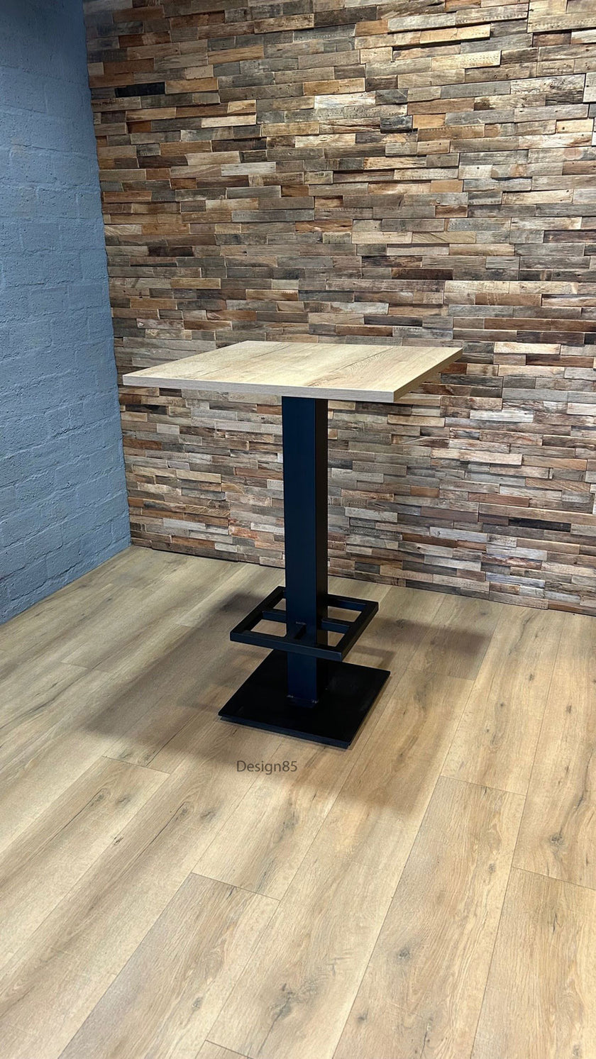 Hoge bartafel van hout en staal in industriële eetkamer