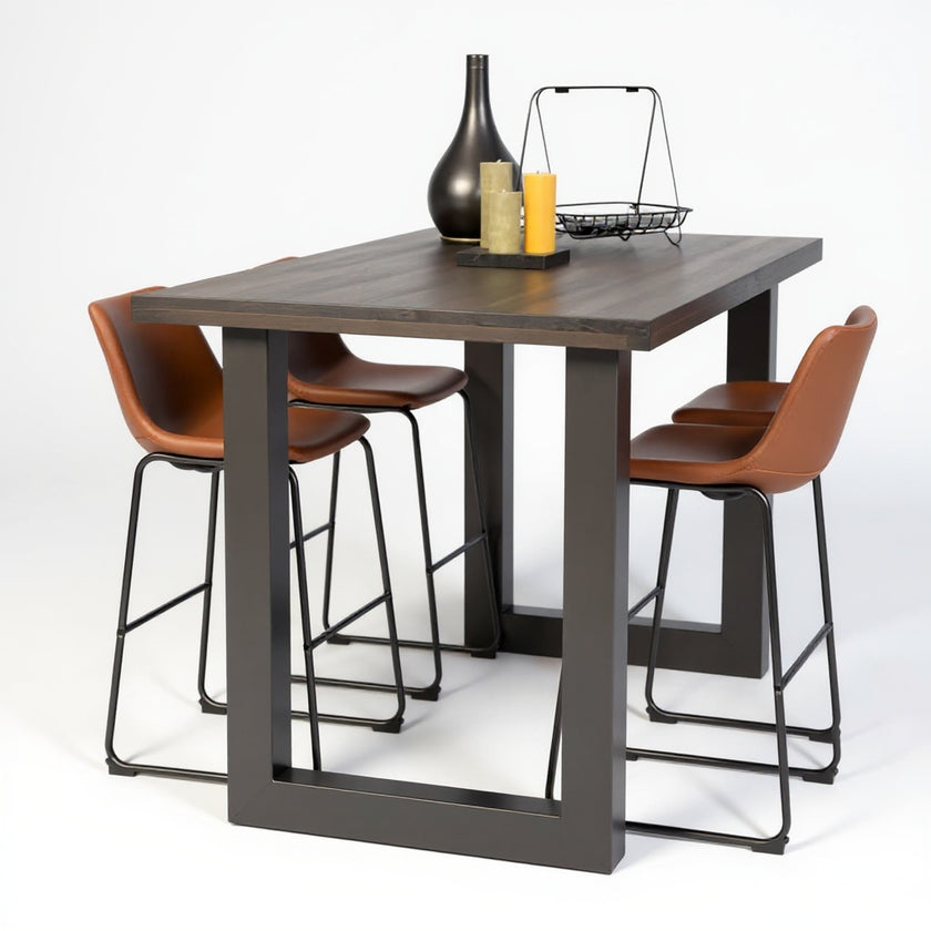Hoge bartafel New York met zwart houten blad en zwart stalen onderstel. Met op de tafel een vaas en kaarsen.
