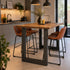 hoge bartafel new york met een mooi bruin blad in een moderne keuken. 4 barkrukken aan tafel.