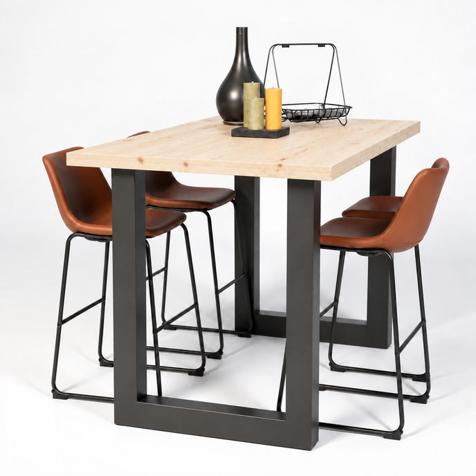 Hoge bartafel New York met onbehandeld vurenhouten blad en zwart stalen onderstel. Met een witte achtergrond en kaarsen op een standaard.