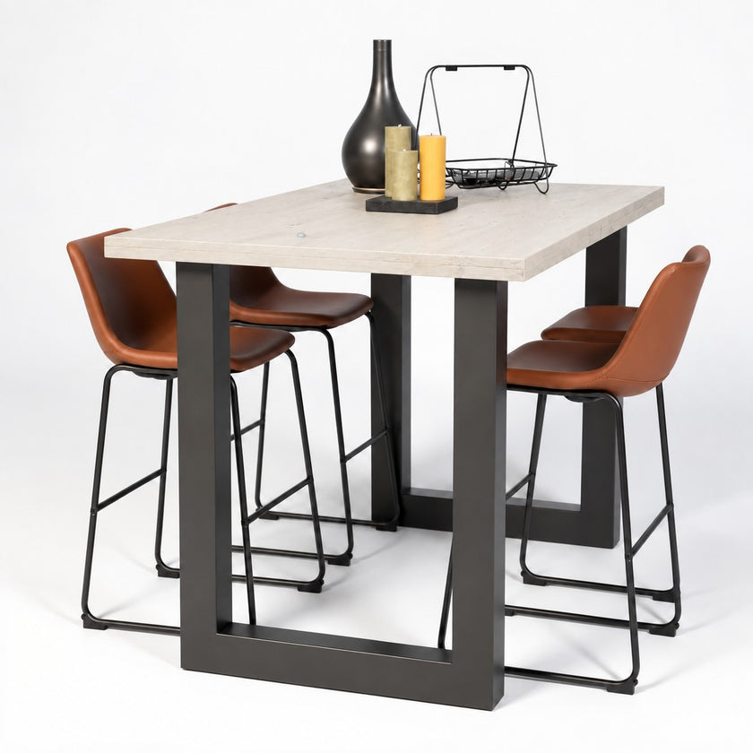 Hoge bartafel New York met wit houten blad en zwart stalen onderstel. Met een tijdschriften rekje op tafel en kaarsen.