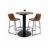 Ronde horeca tafel bruin eiken blad industrieel met metalen voet en bruine stoelen in studio setting