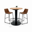 Ronde horeca tafel bruin houten blad met zwart onderstel en leren barkrukken op witte achtergrond