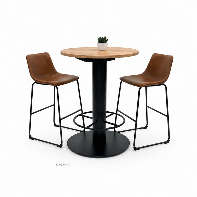 Ronde horeca tafel bruin houten blad met zwart onderstel en leren barkrukken op witte achtergrond