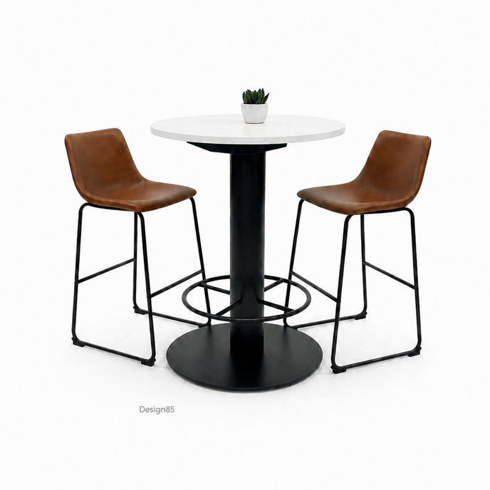 Ronde horeca tafel wit blad met zwart metalen onderstel en bruine barkrukken op witte achtergrond
