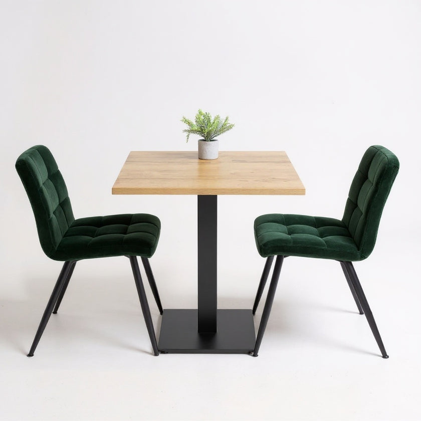 Horeca tafel bistro vierkant robuust eiken blad met zwart metalen onderstel en groene stoelen