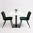 Horeca tafel bistro vierkant wit blad met zwart metalen onderstel en groene stoelen