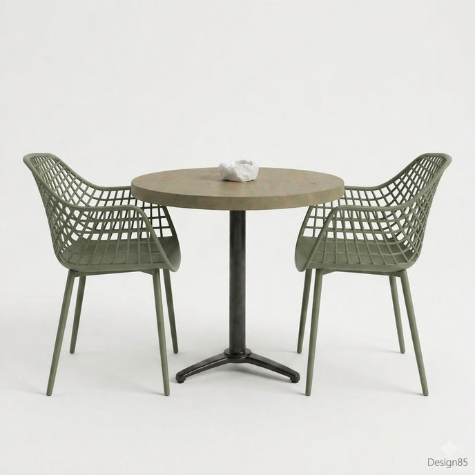 Ronde horecatafel met een tafelblad in Fair Grey kleur, gecombineerd met twee groene designstoelen met open rasterstructuur en een zwart metalen onderstel in een lichte studio-opstelling.