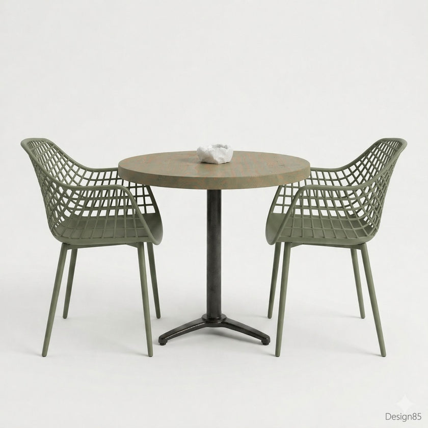 Ronde horecatafel met een tafelblad in Fair Grey kleur, gecombineerd met twee groene designstoelen met open rasterstructuur en een zwart metalen onderstel in een lichte studio-opstelling.