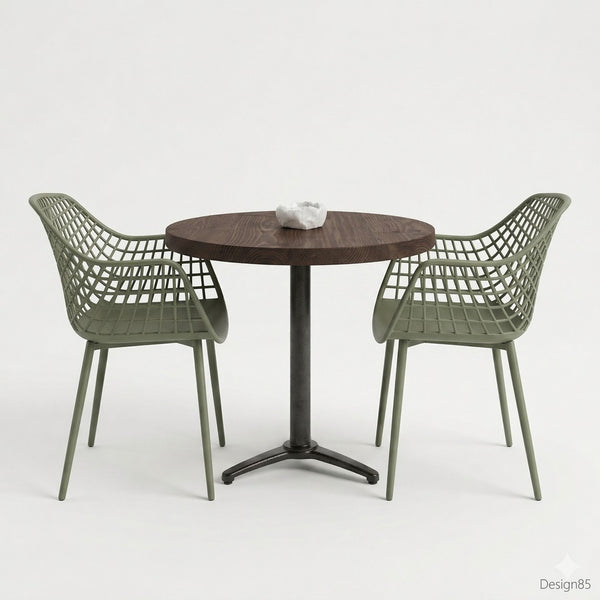 Ronde horecatafel met een tafelblad in Rich Brown kleur, gecombineerd met twee groene designstoelen met open rasterstructuur en een zwart metalen onderstel in een minimalistische studio-opstelling.