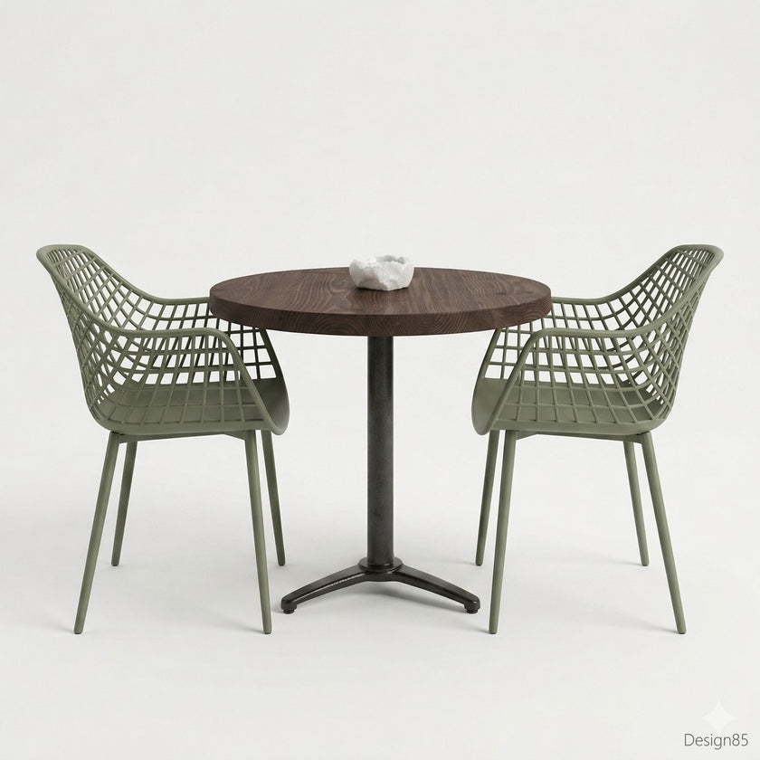 Ronde horecatafel met een tafelblad in Rich Brown kleur, gecombineerd met twee groene designstoelen met open rasterstructuur en een zwart metalen onderstel in een minimalistische studio-opstelling.