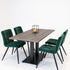 Dubbele horeca tafel met industrieel zwart frame en bruin eiken tafelblad, stijlvolle opstelling met groene stoelen