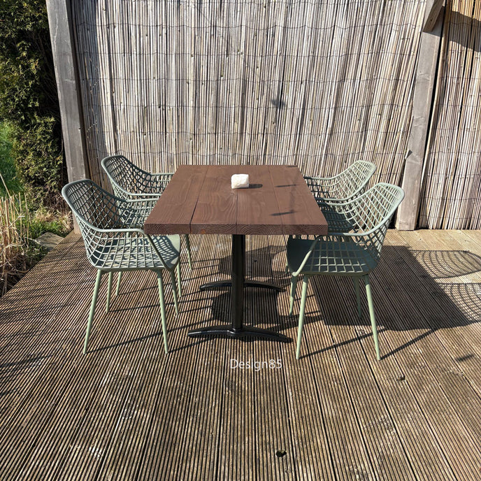 Industriële buitentafel horeca met houten blad en groene stoelen op houten vlonder