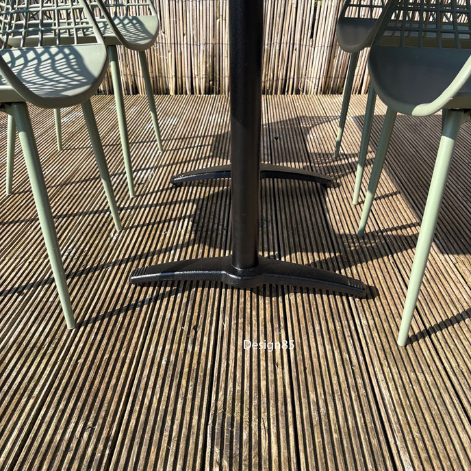 Moderne terras tafel met houten blad en metalen onderstel met vier stoelen