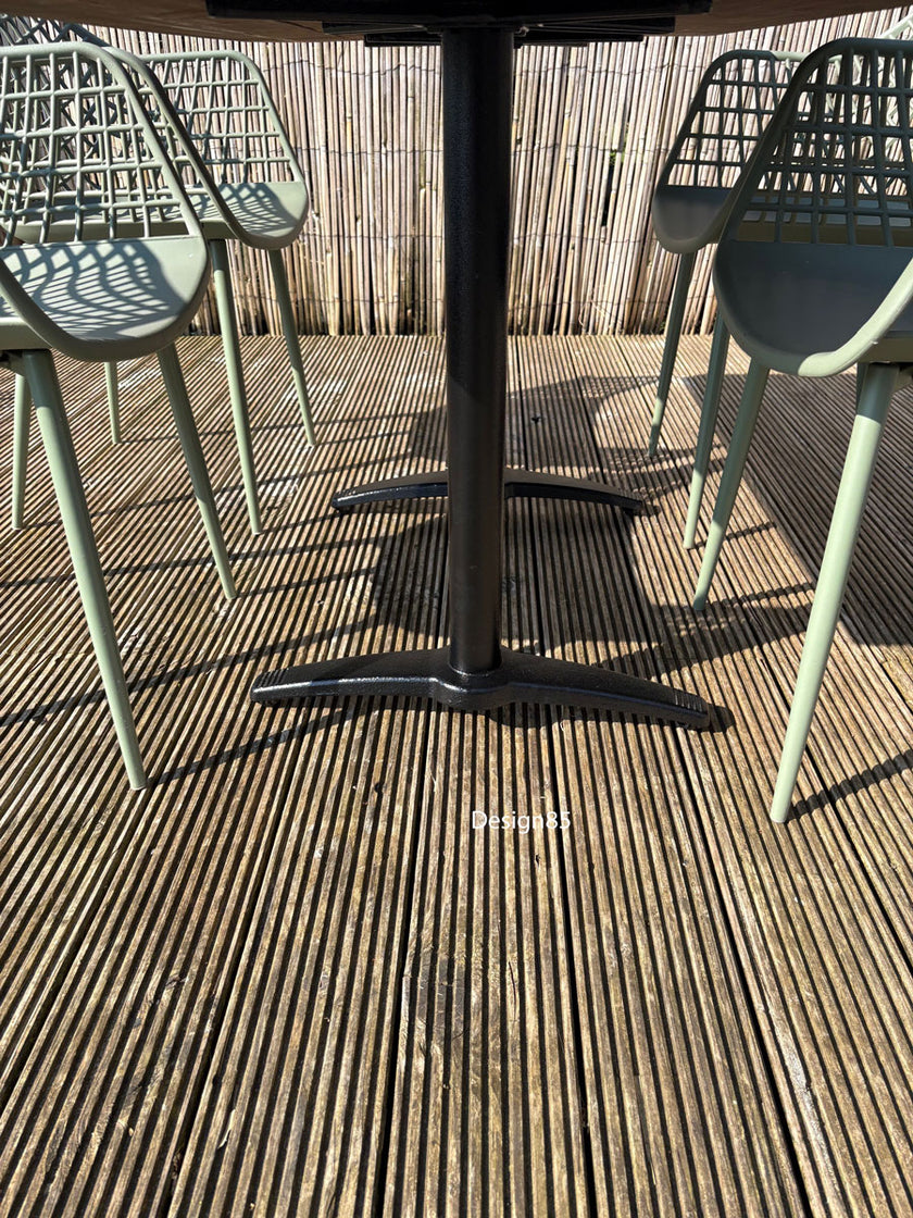 Moderne terras tafel met houten blad en metalen onderstel met vier stoelen