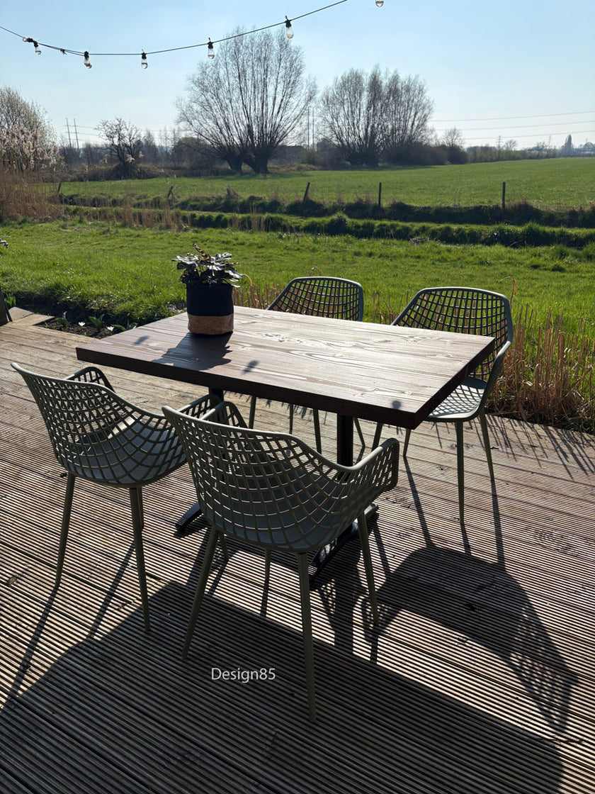 Terrastafel horeca met hout en staal op zonnig terras met natuurlijke omgeving
