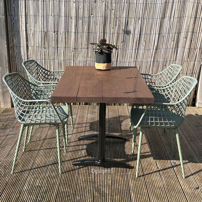 Industriële horeca tafel buiten met vier stoelen en houten blad op vlonder