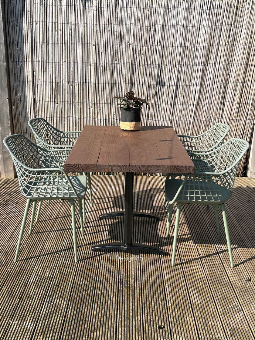 Industriële horeca tafel buiten met vier stoelen en houten blad op vlonder