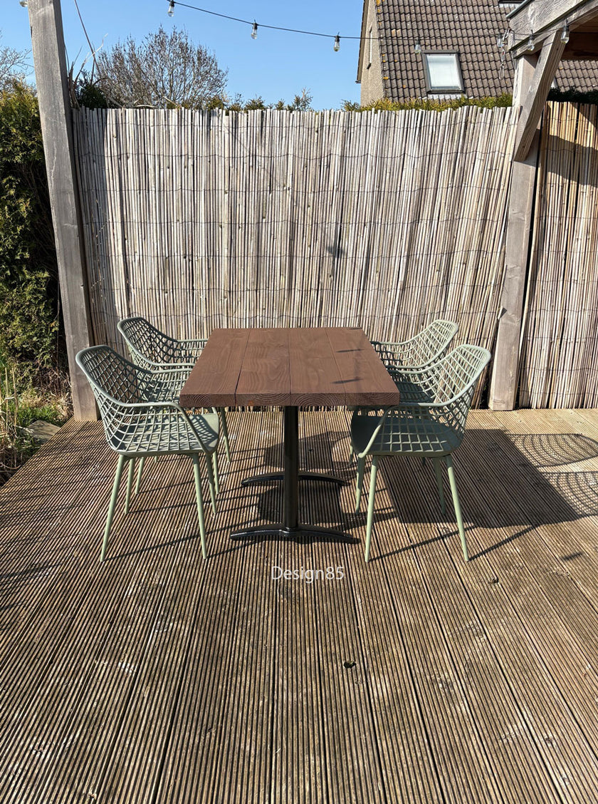 Rechthoekige horeca tafel met houten blad en stalen onderstel op terras in de tuin