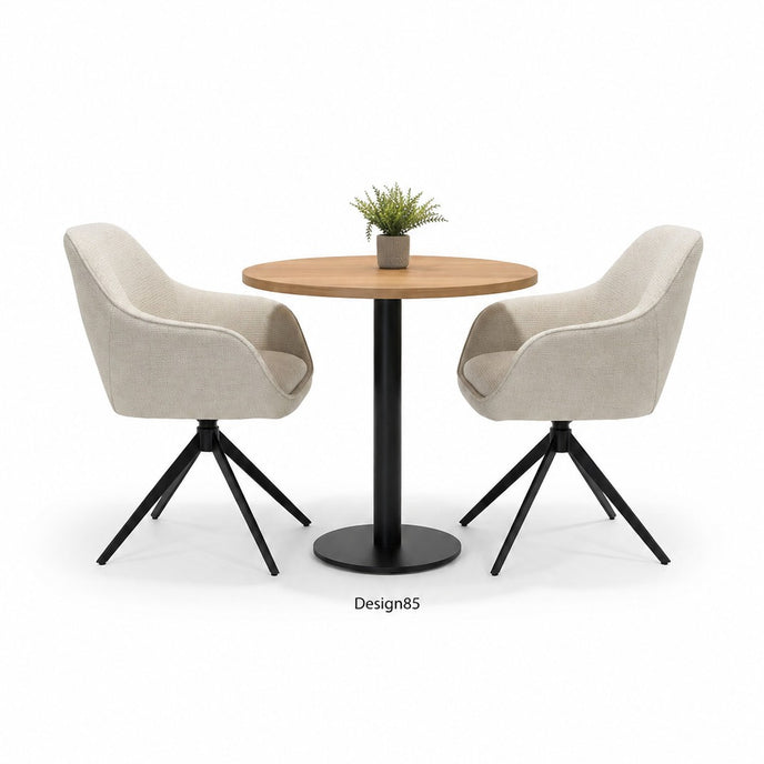 Ronde horeca tafel met havanna houten blad en zwart stalen voet, stijlvolle bistrotafel met gestoffeerde stoelen