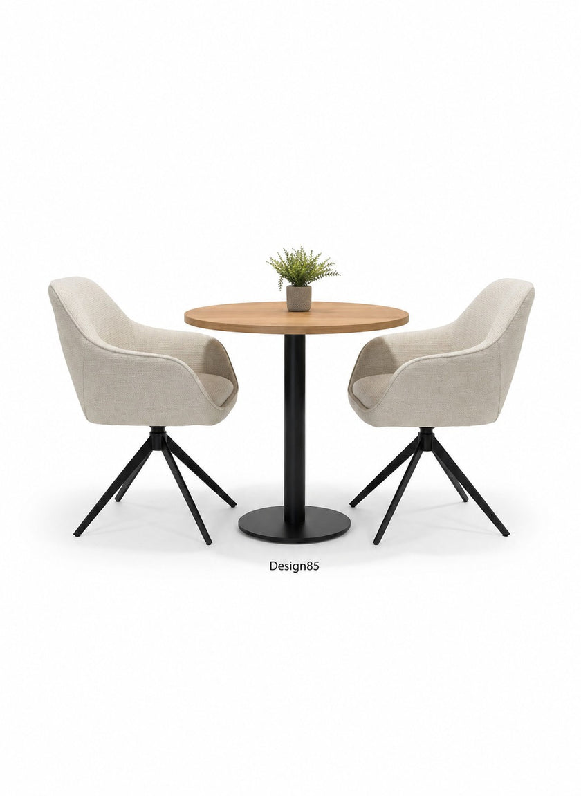 Ronde horeca tafel met havanna houten blad en zwart stalen voet, stijlvolle bistrotafel met gestoffeerde stoelen