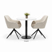 Ronde horeca tafel met wit blad en zwart metalen onderstel, moderne bistrotafel met beige stoelen op witte achtergrond
