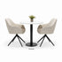 Ronde horeca tafel met wit blad en zwart metalen onderstel, moderne bistrotafel met beige stoelen op witte achtergrond