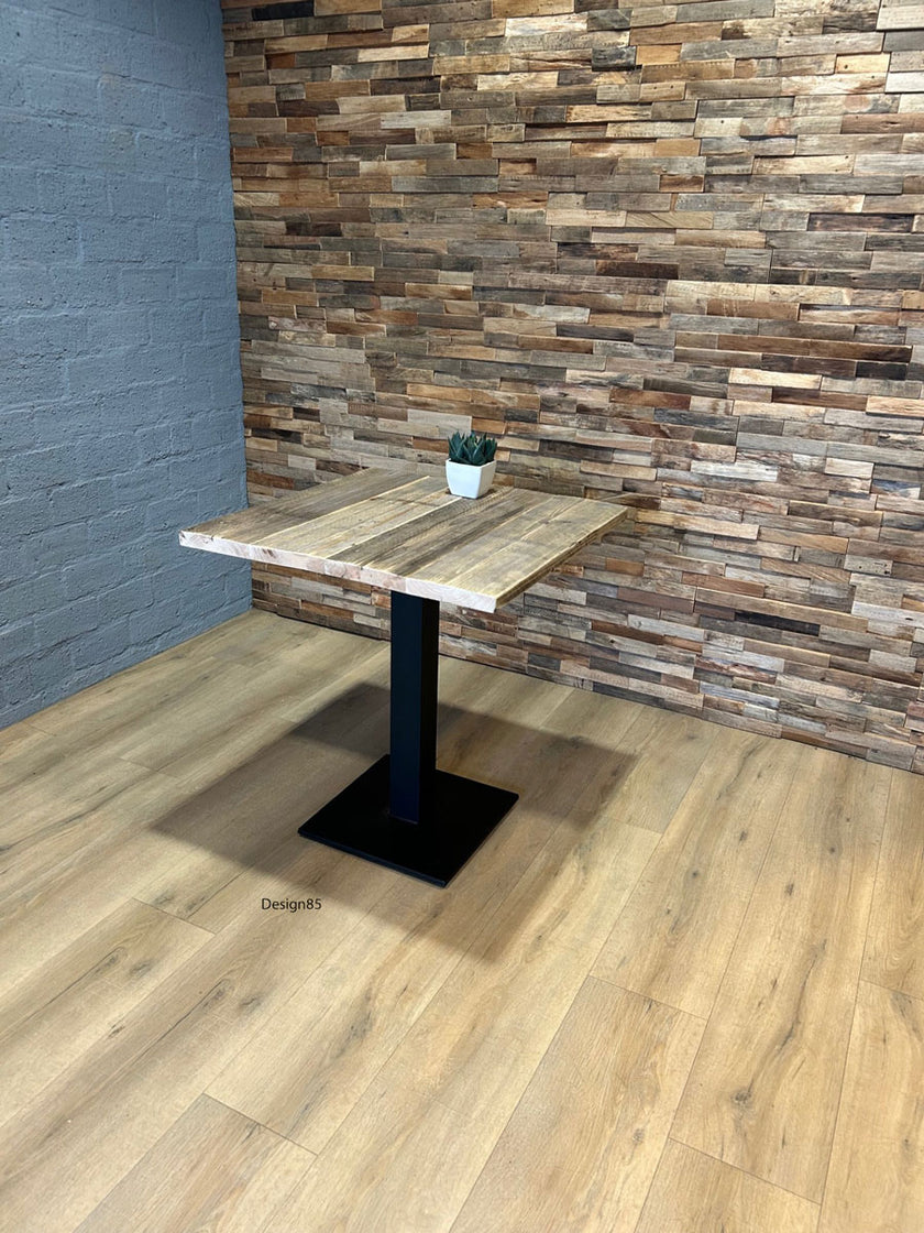 Horeca tafel met een blad van oud steigerhout