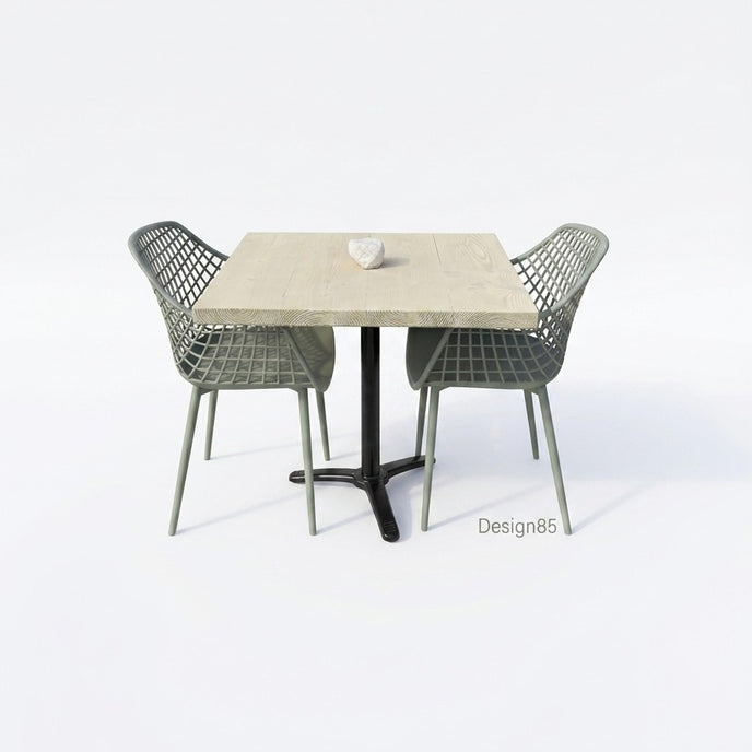 Bartafel met zwart metalen onderstel en rijk lichter douglas blad, gecombineerd met groene kuipstoelen.