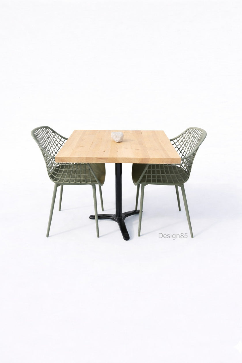 Bartafel met zwart metalen onderstel en blad van onbehandeld douglas hout, gecombineerd met groene kuipstoelen.