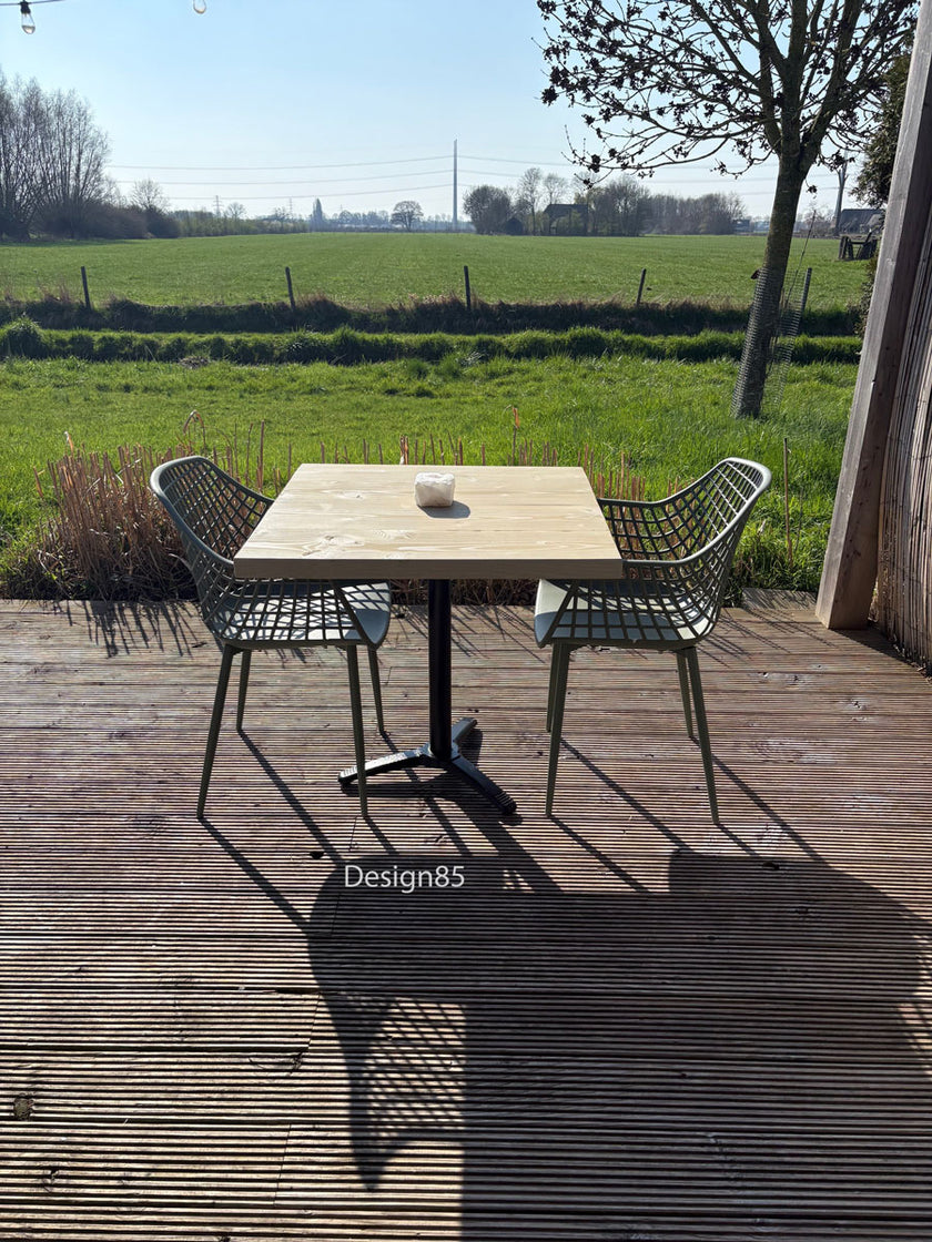 Sfeervolle bartafel van douglas hout in een groene tuin met moderne tuinstoelen en zomerse uitstraling