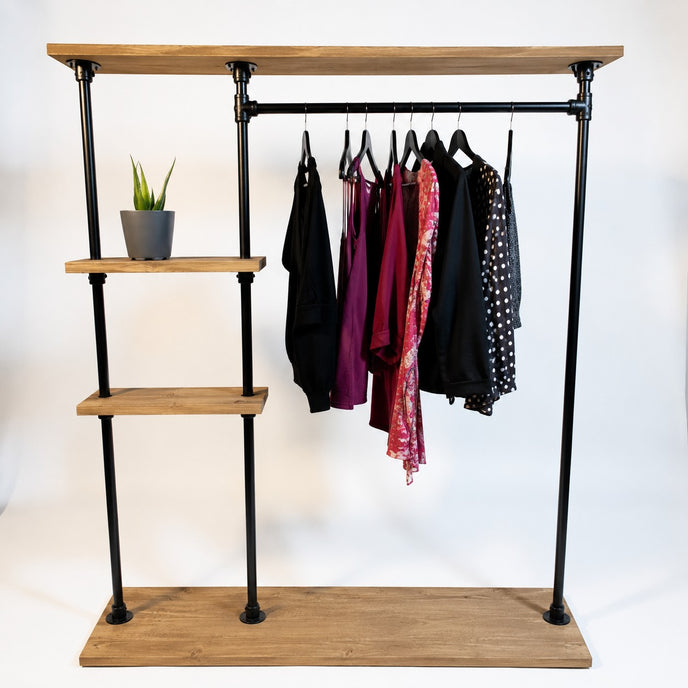 Houten kledingrek Chic met open opbergplanken en zwarte metalen buizen voor slaapkamer of hal
