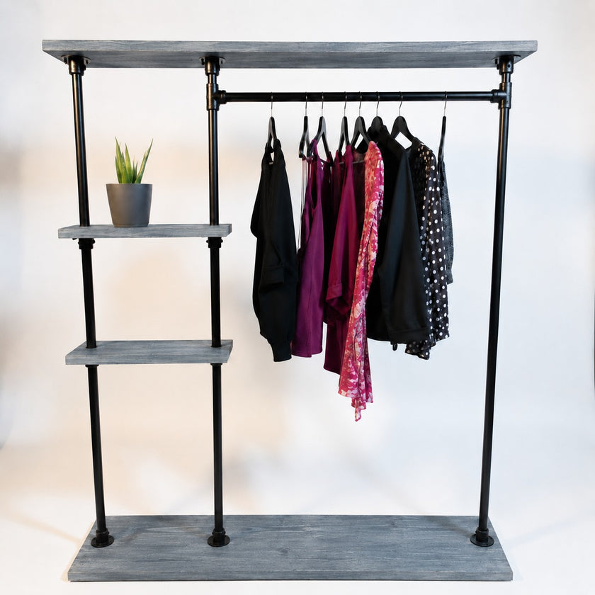 Vrijstaand houten kledingrek Chic met opbergplanken van vurenhout en zwart metalen frame