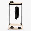houten kledingrek Comfort met zwart metalen frame en open ondervak van onbehandeld vurenhout op wielen
