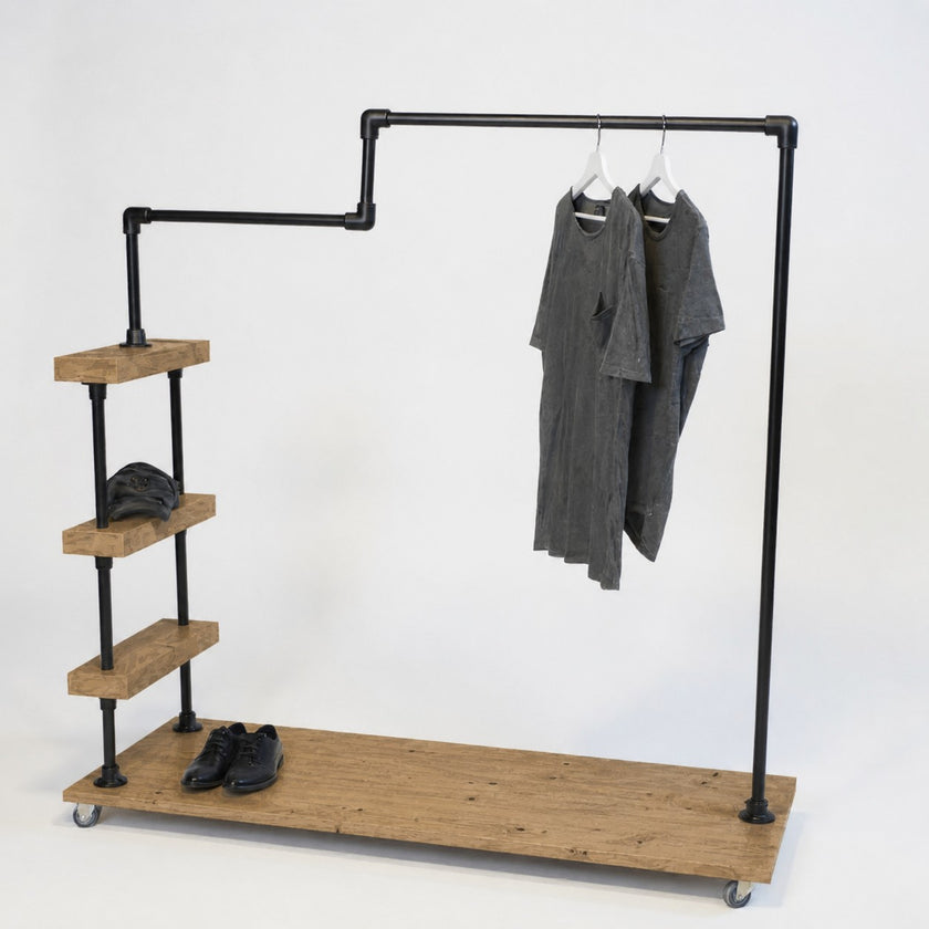 Open kledingrek van hout en steigerbuis met schoenenplank en hanggedeelte op witte achtergrond