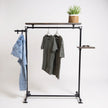 Houten kledingrek Levend van vurenhout met legplank in zwarte wax en zwart stalen frame