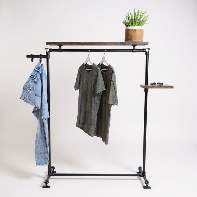Houten kledingrek Levend van vurenhout met legplank in zwarte wax en zwart stalen frame