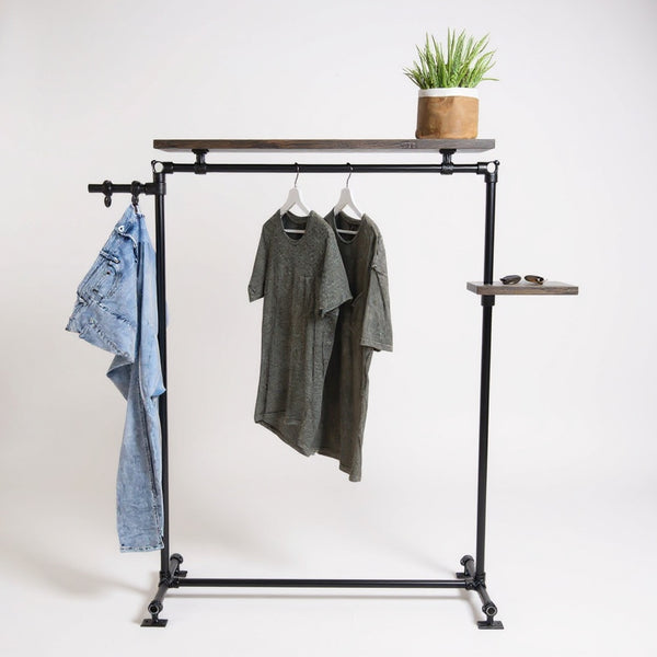 Houten kledingrek Levend van vurenhout met legplank in zwarte wax en zwart stalen frame