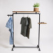 Houten kledingrek Levend van vurenhout met legplank in bruine wax en industrieel stalen frame
