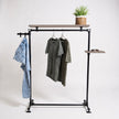 Houten kledingrek Levend van vurenhout met legplank in taupe wax en zwart buizenframe