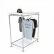 Modern kledingrek met stevig houten blad en metalen frame voor kleding en accessoires
