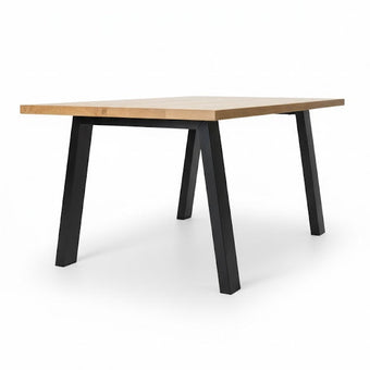 Industriële eiken eettafel Continental naturel met zwart metalen A-poten en strak design